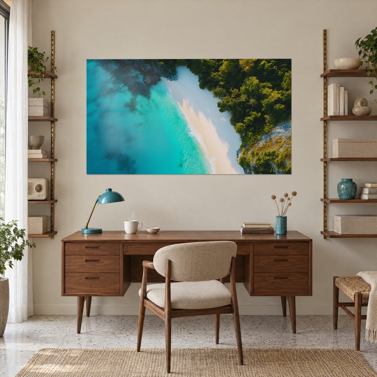 Tableau île déserte aux nuances turquoise et vert sapin, au-dessus d'un bureau en bois et d'une lampe bleu canard