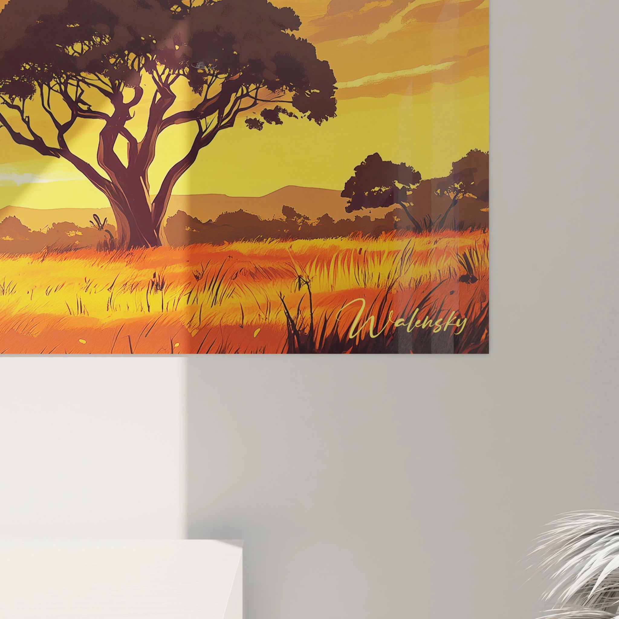 Un tableau savane panoramique illustrant l'immensité des plaines africaines au crépuscule, où se détache la silhouette caractéristique d'un acacia, créant un contraste saisissant avec le fond incandescent aux couleurs chaudes.
