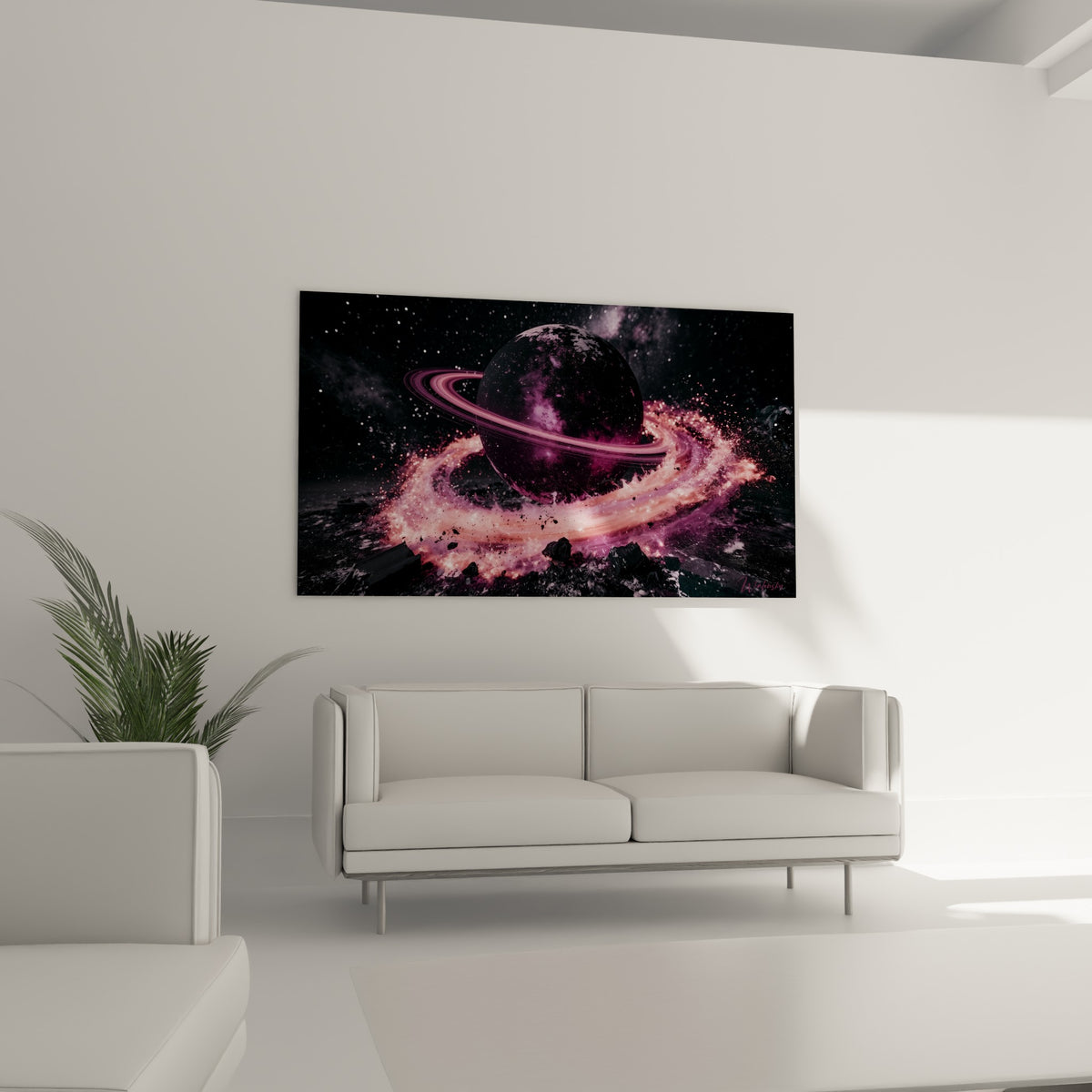 Monde sombre aux reflets violets et anneau rosé étincelant, placé au-dessus d'un canapé dans un salon lumineux
