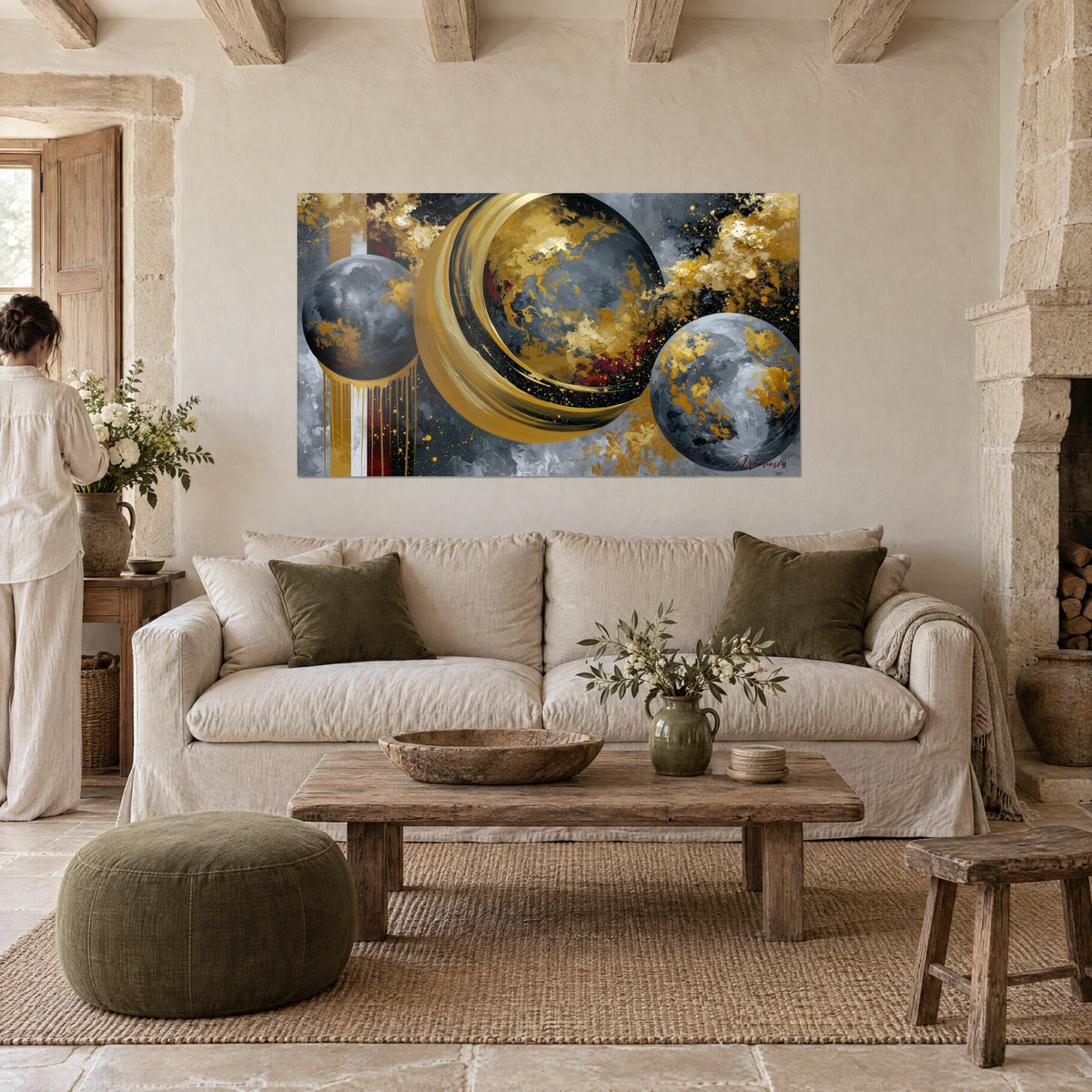 Gemälde goldener Planeten im Orbit, anthrazitfarbene Kugeln und goldene Schlieren, über einem Sofa in einem hellen Wohnzimmer