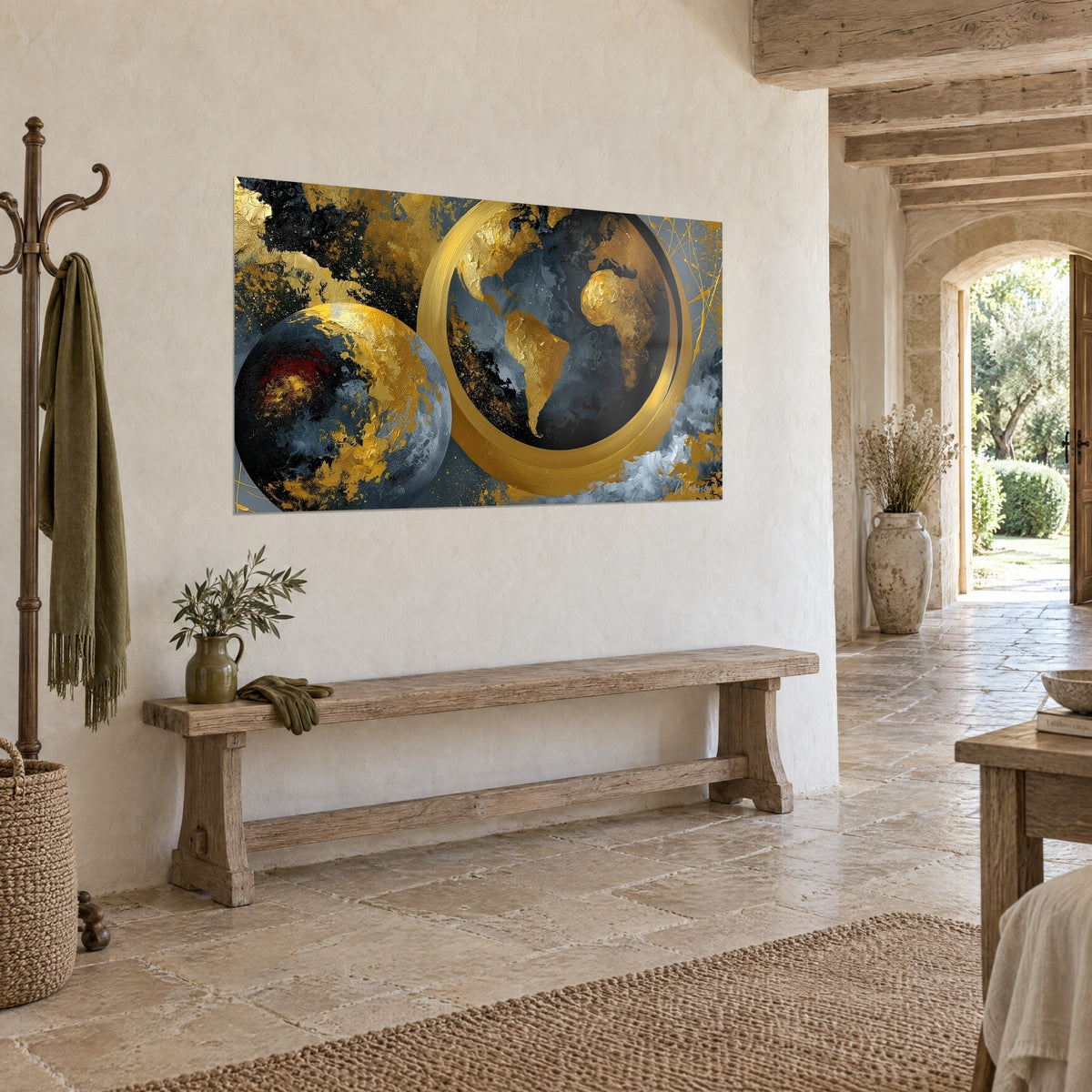 Tableau planète d'or craquelé dans un anneau circulaire, fond gris ardoise et noir, mur crème près d'une arche en pierre