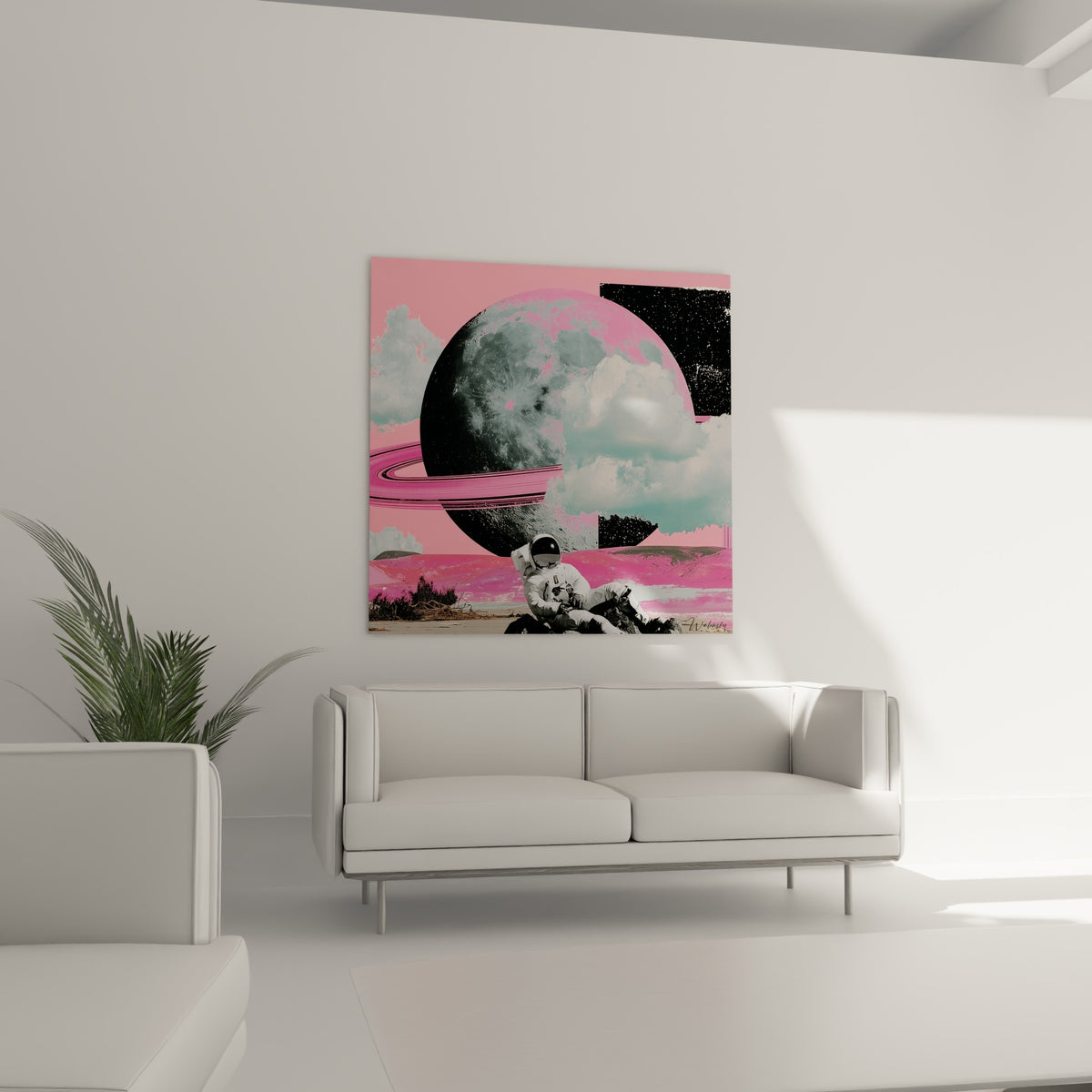 Sphère lunaire anthracite cerclée d'un anneau rose vif, au-dessus d'un canapé dans un salon lumineux