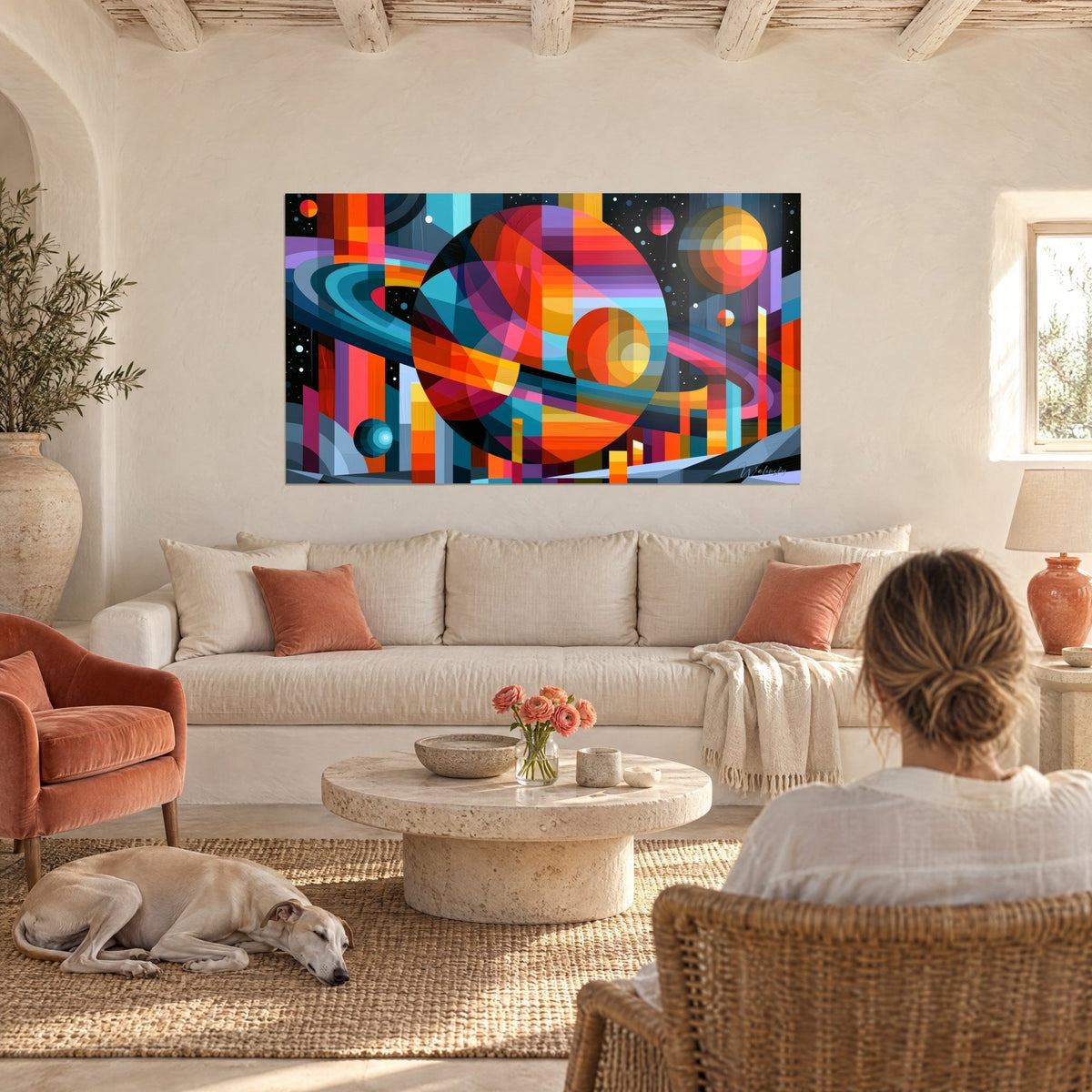 Gemälde einer riesigen, rot, orange und türkis gestreiften Planeten mit violetten Ringen, über einem Sofa in einem hellen Wohnzimmer