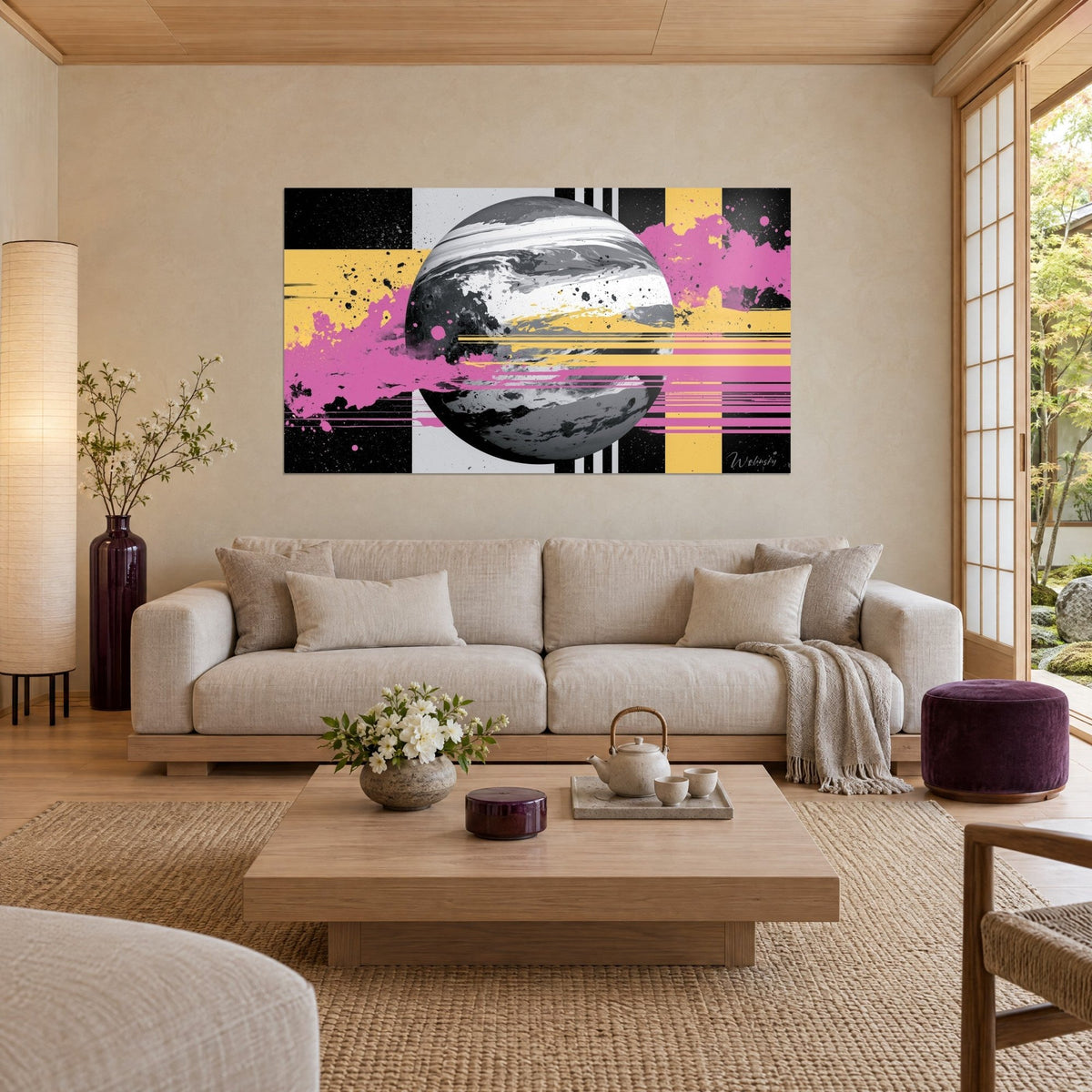 Quadro globo grigio marmorizzato attraversato da colate rosa e bande gialle, appeso sopra un divano in un soggiorno luminoso