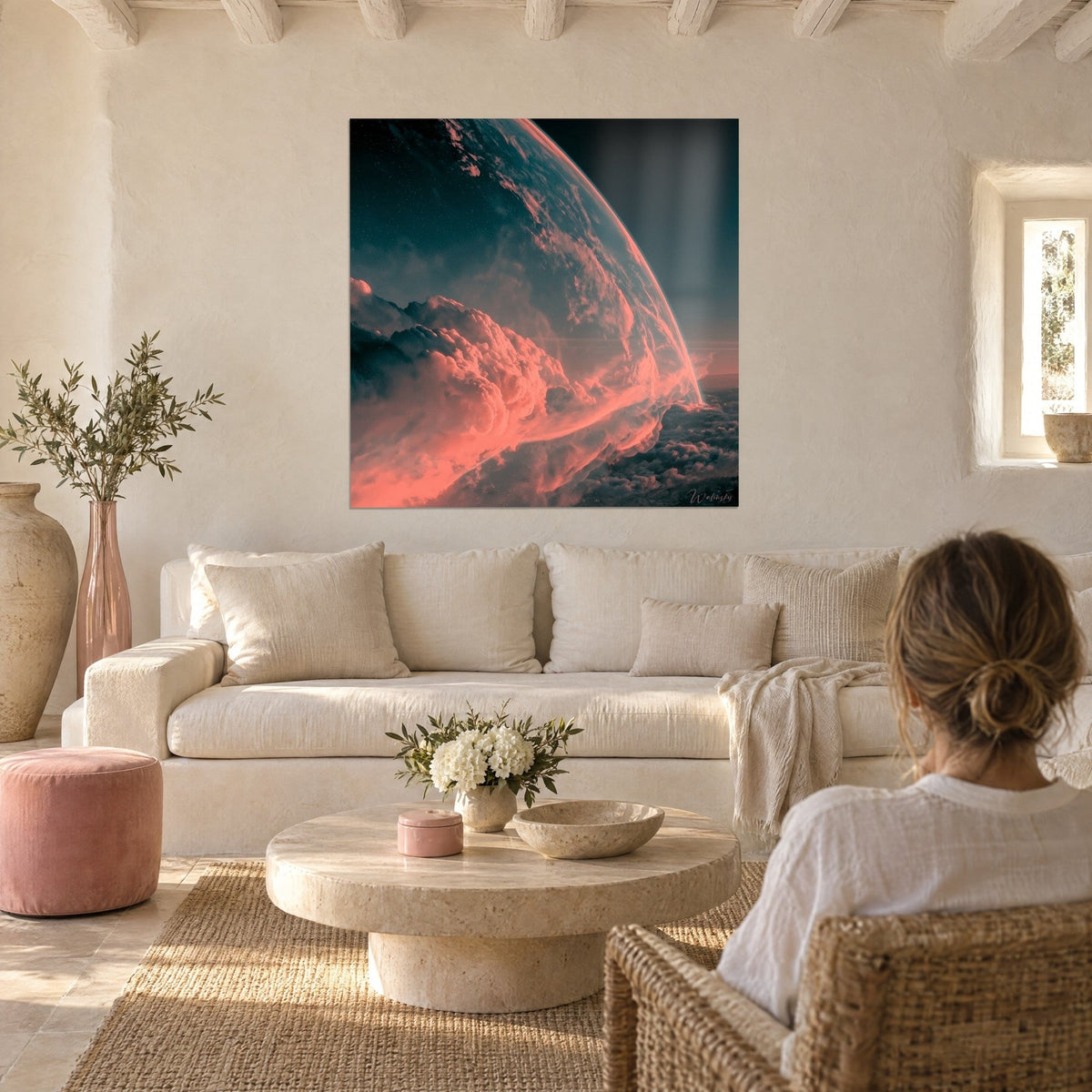Cuadro planeta coral con nubes incandescentes, curva azul noche sobre un cielo estrellado, encima de un sofá en un salón luminoso