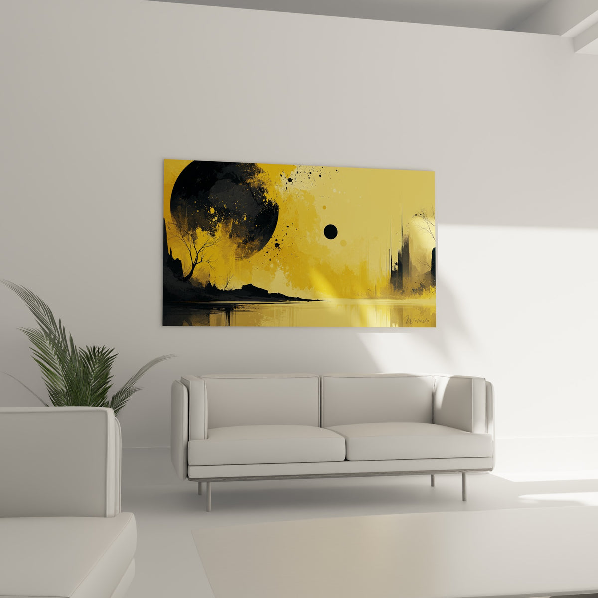 Arbres noirs et lune grise se reflétant sur une eau jaune dorée, tableau Planète au-dessus d'un canapé dans un salon lumineux