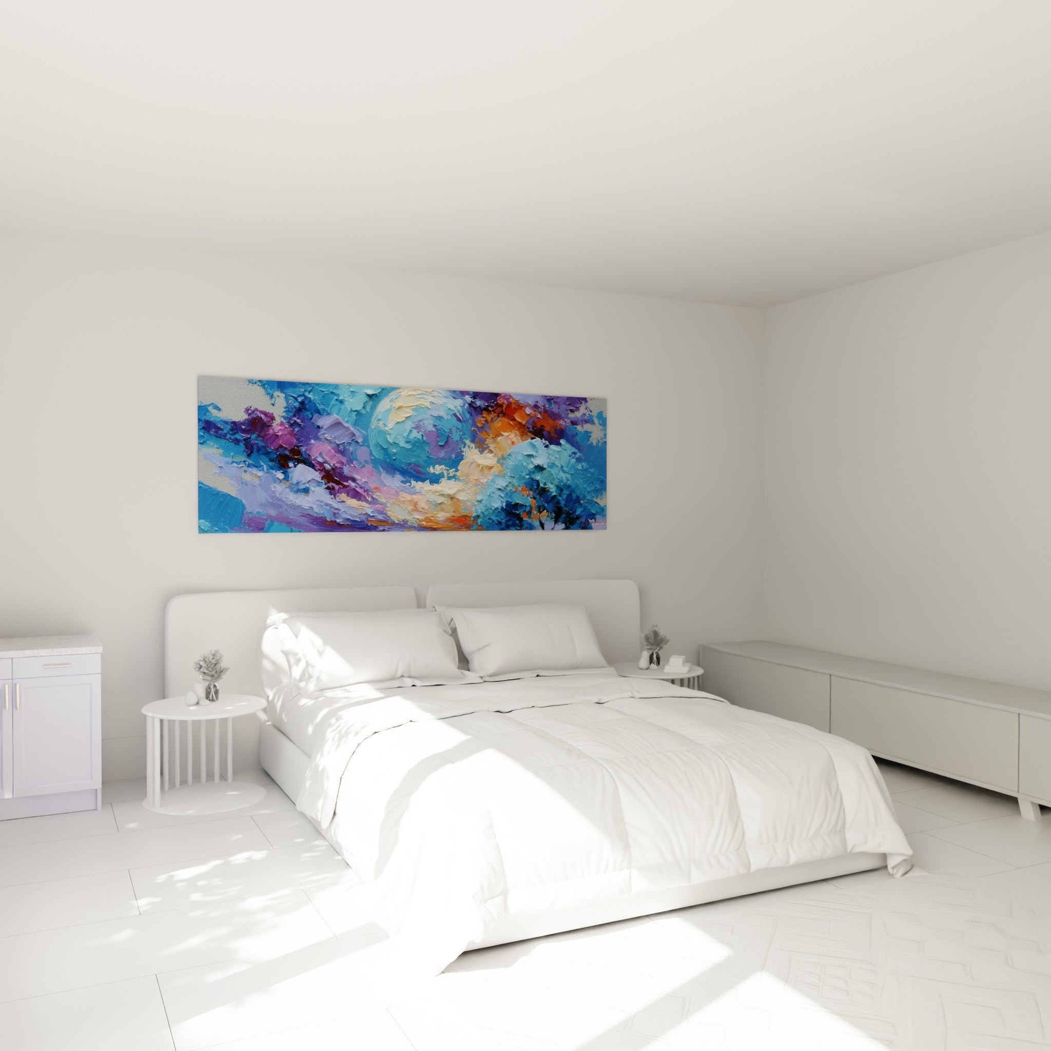 Sphère céleste bleu marine et dorée accrochée au-dessus d'un lit dans une chambre claire