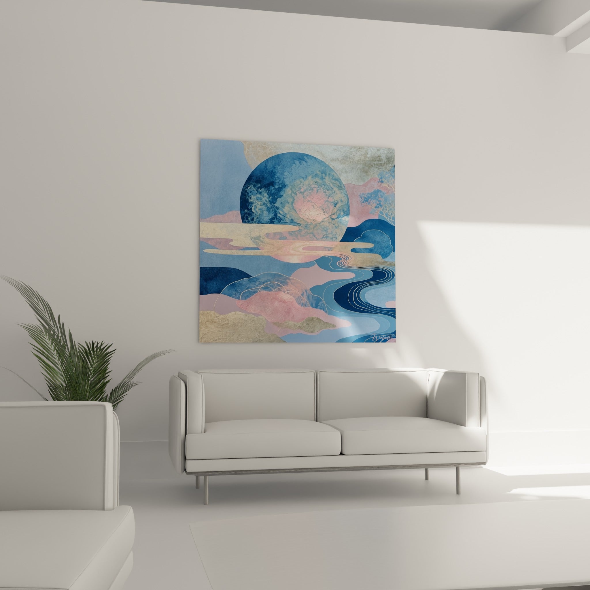 Astre marbré aux teintes bleu marine et doré placé au-dessus d'un canapé dans un salon lumineux
