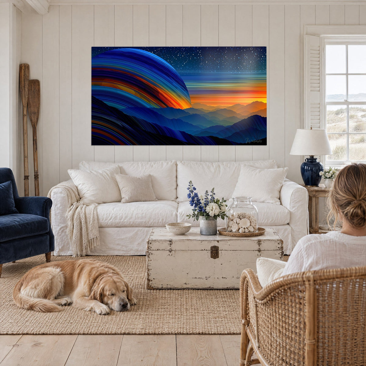 Gemälde eines riesigen blauen Planeten mit orangefarbenen Streifen über dunklen Graten, Sternenhimmel, über einem Sofa in einem hellen Wohnzimmer