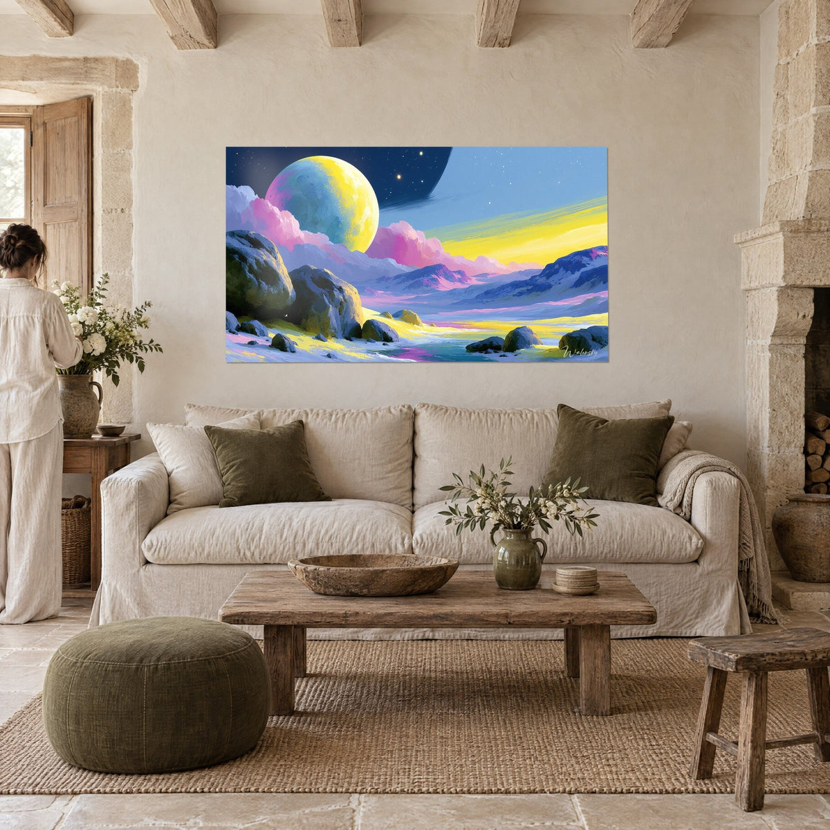 Tableau planète jaune et bleue sur ciel nocturne, nuages rose vif et rochers sombres, au-dessus d'un canapé dans un salon lumineux