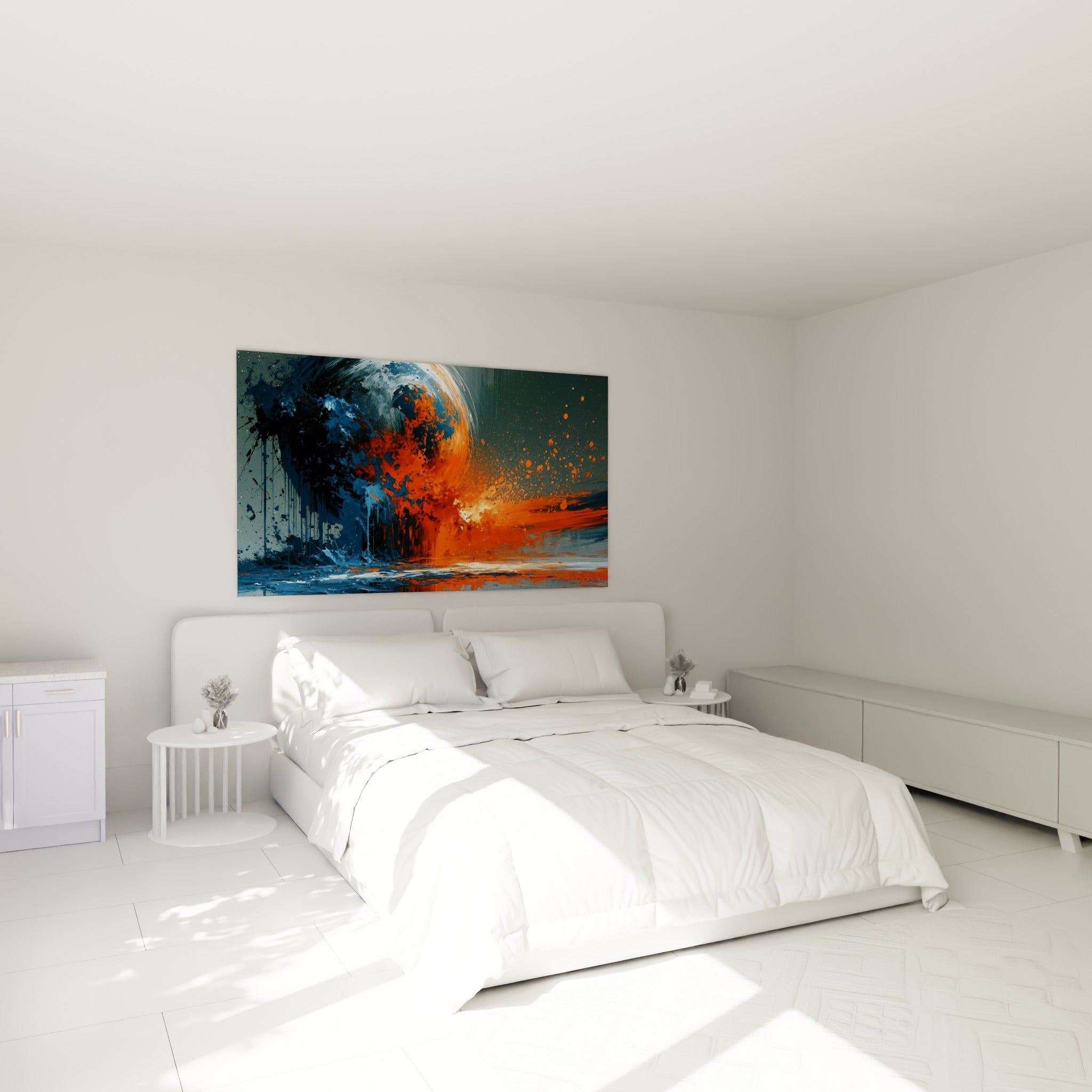 Astre éclaté bleu marine et orange incandescent, accroché au-dessus d'un lit dans une chambre claire