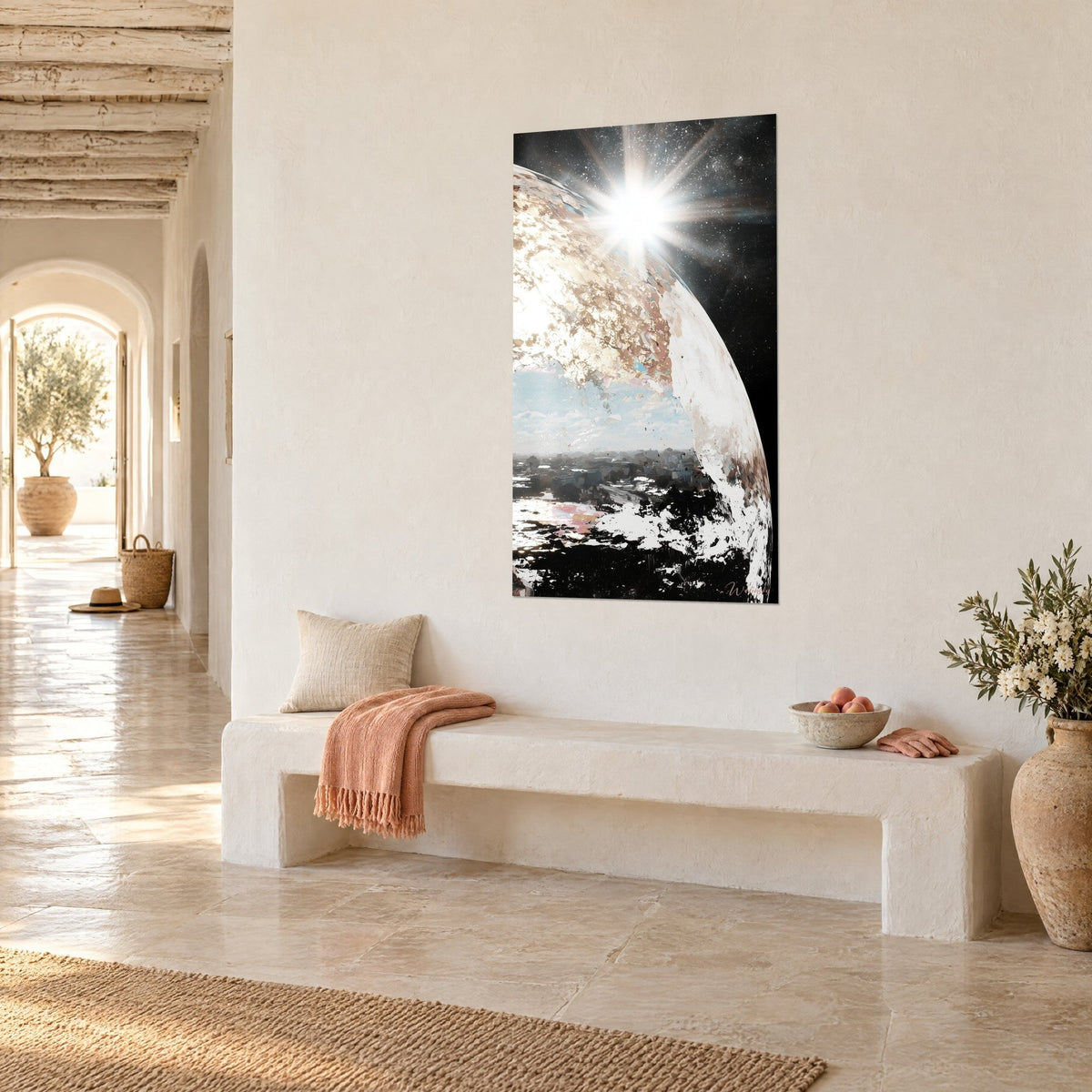 Tableau globe ivoire et beige éclaboussé de peinture, étoile aux rayons blancs, sur un mur crème face à un banc en pierre claire