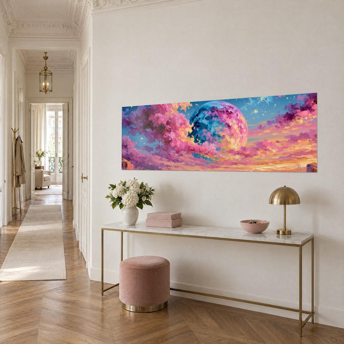 Tableau globe turquoise noyé de nuages cotonneux rose et safran, vu de trois quarts sur une console dorée, couloir haussmannien