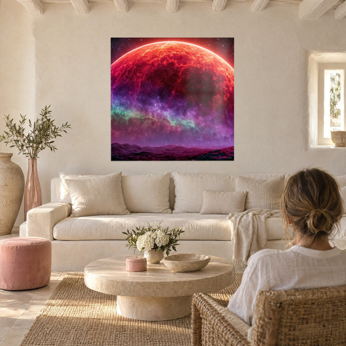 Tableau astre écarlate nimbé d'un halo orangé, brume violette et traînée turquoise, au-dessus d'un canapé dans un salon lumineux