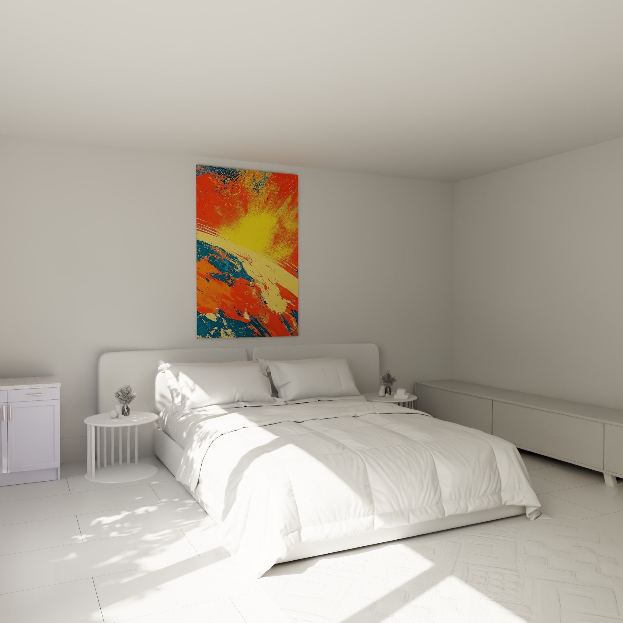 Astre jaune vif entouré d'orange brûlé et de bleu pétrole, accroché au-dessus d'un lit dans une chambre claire