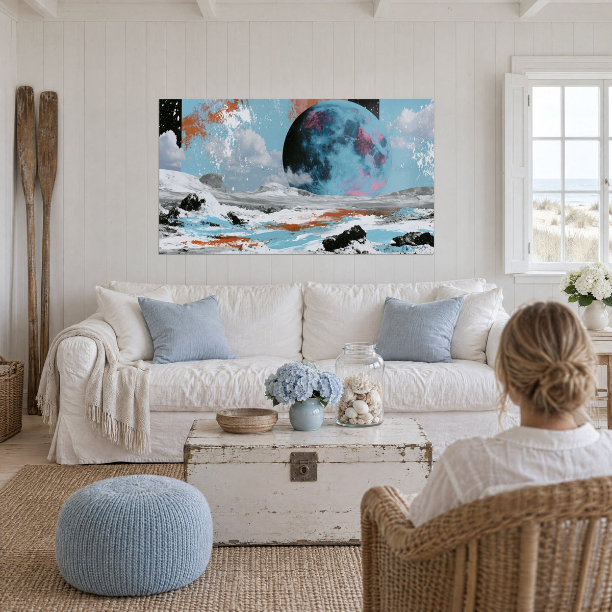 Gemälde Blauer Planet, rosa geädert, über einem weißen und orangefarbenen Eisboden, über einem Sofa in einem hellen Wohnzimmer