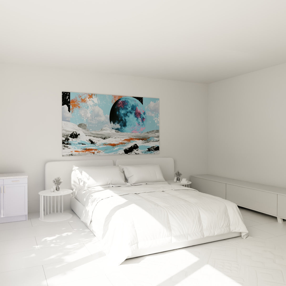 Sphère céleste bleue et rose vif dominant un relief enneigé, accrochée au-dessus d'un lit dans une chambre claire
