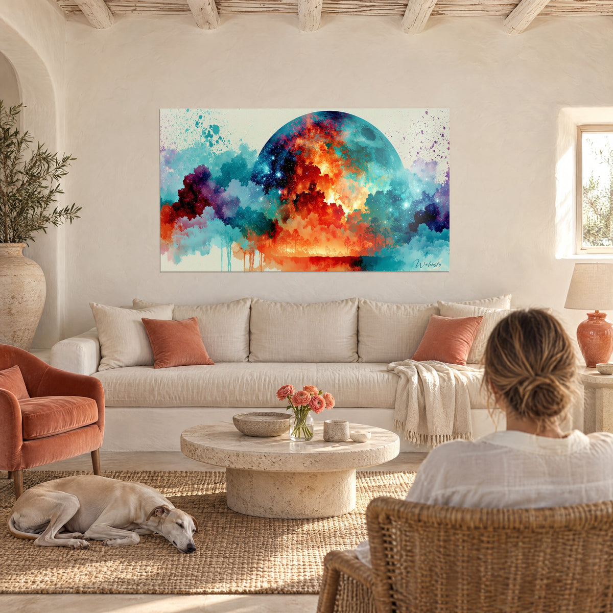 Gemälde Planet in Türkis, glühend in Orange und Rot, brennender Kiefernwald, Frau von hinten über einem Sofa in einem hellen Wohnzimmer