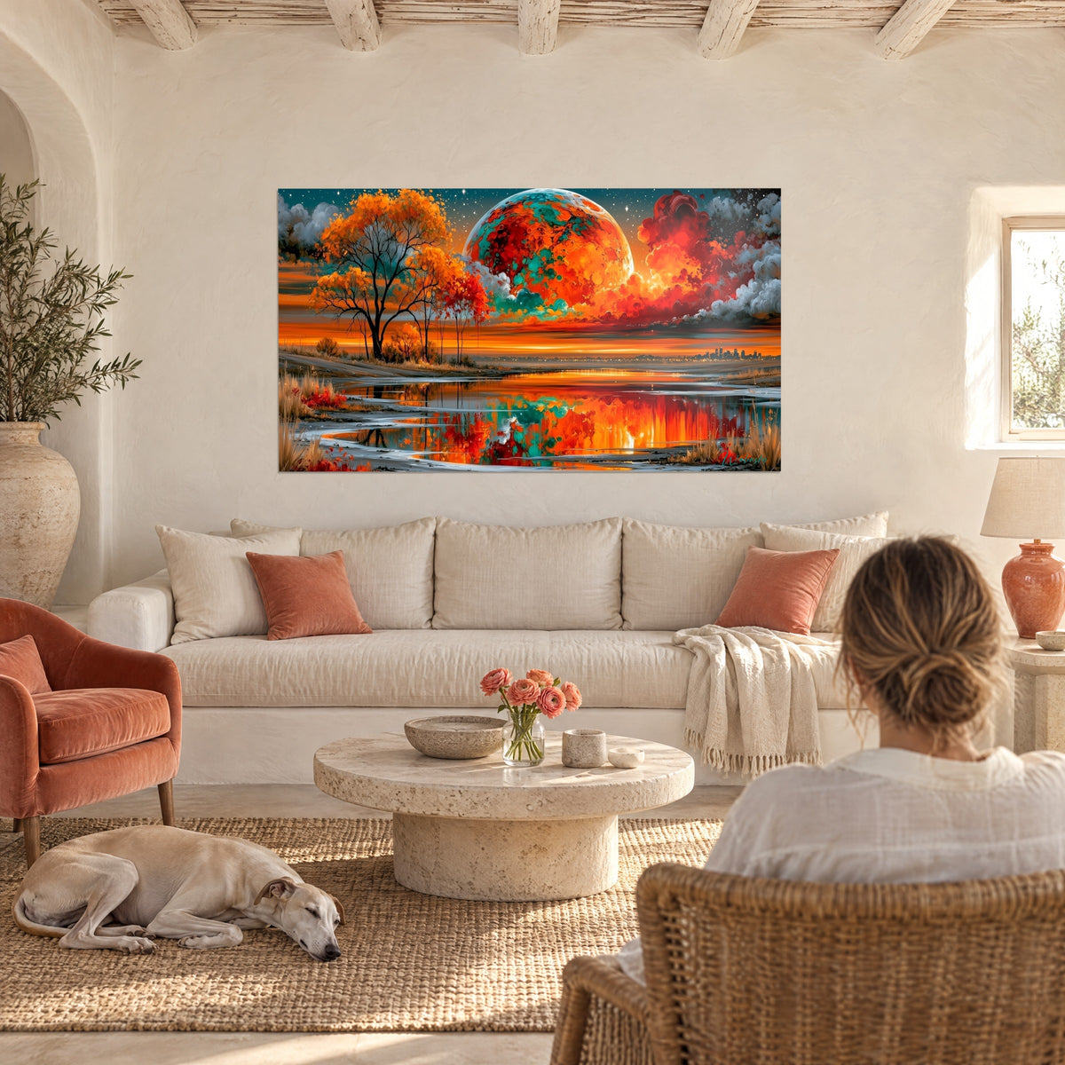 Tableau planète géante orange et turquoise dominant un marais rouge, femme de dos et lévrier couché, au-dessus d'un canapé dans un salon lumineux