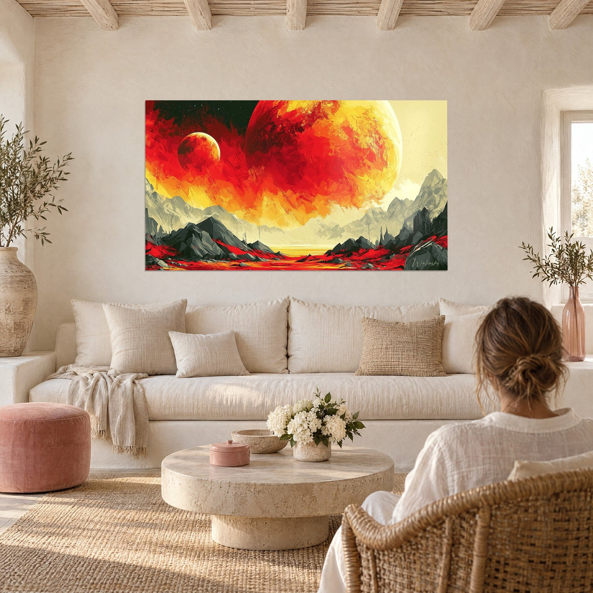 Gemälde Riesenplanet in Rot und Gelb, der den Himmel über anthrazitfarbenen Bergen entflammt, über einem Sofa in einem hellen Wohnzimmer