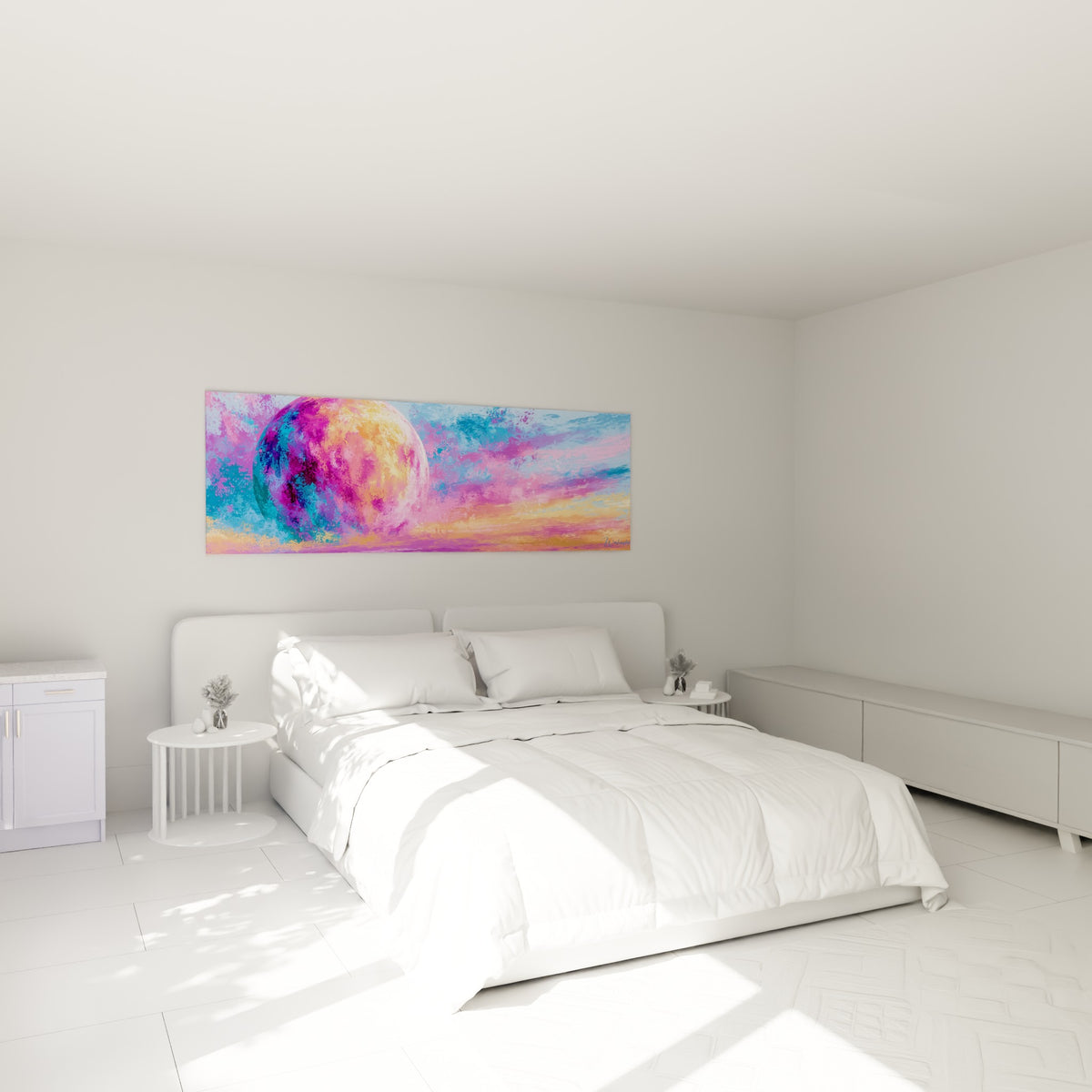 Astre rose fuchsia et bleu turquoise texturé, accroché au-dessus d'un lit dans une chambre claire