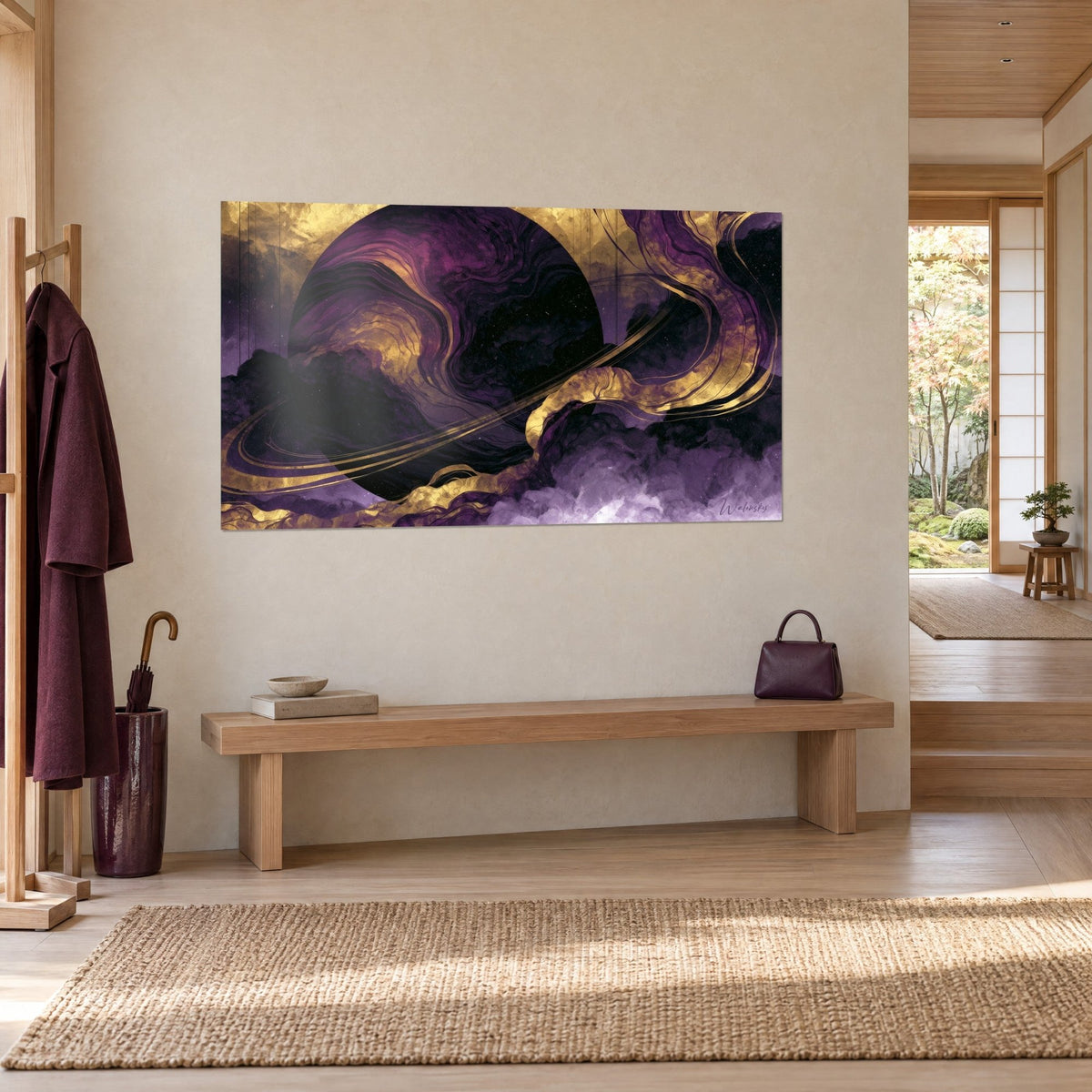 Quadro astro melanzana con nastri dorati ondulati su nuvole scure, appeso accanto a una panca di legno, vista a tre quarti