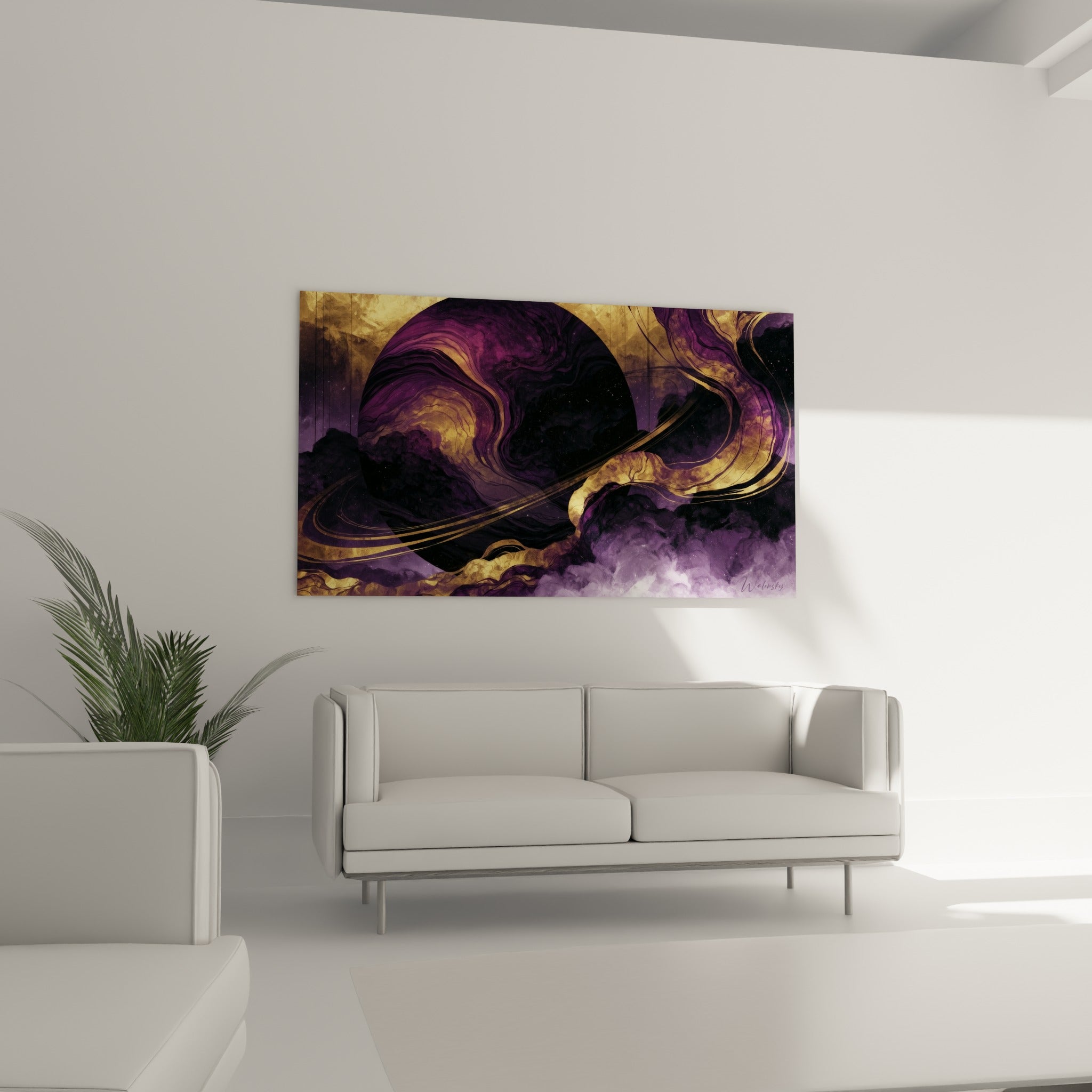 Astre marbré violet et anthracite enlacé d'or, suspendu au-dessus d'un canapé dans un salon lumineux