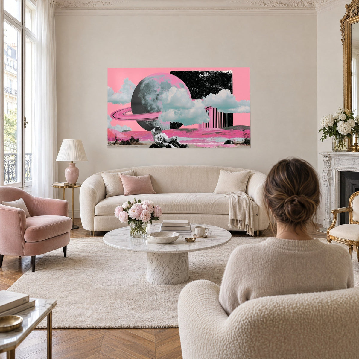 Tableau astronaute blanc affalé sur des dunes roses, lune grise et anneau magenta, au-dessus d'un canapé dans un salon lumineux