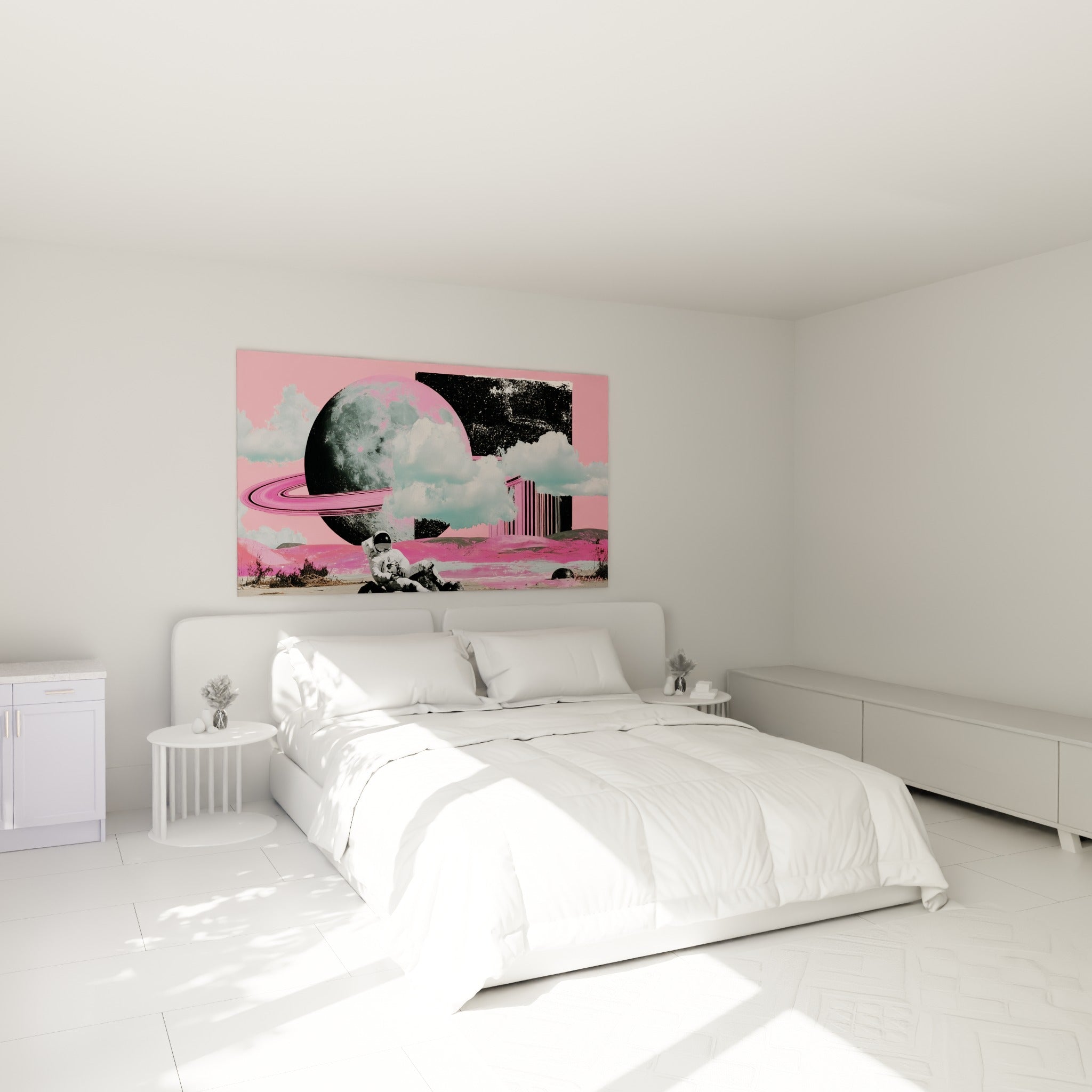 Silhouette spatiale blanche sur dunes roses et noires, accrochée au-dessus d'un lit dans une chambre claire