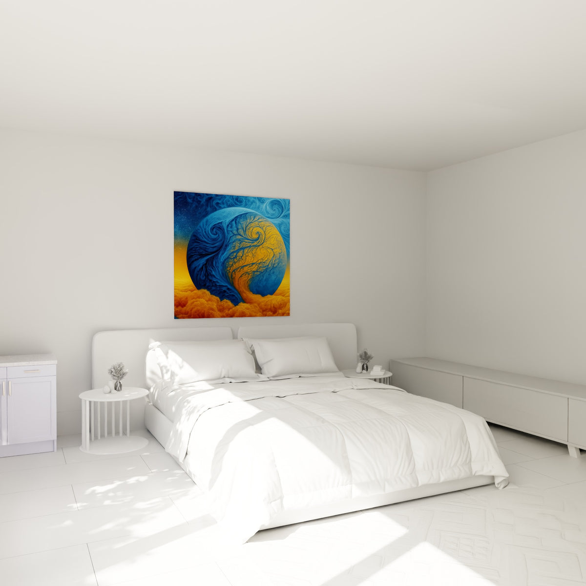 Œuvre Planète bicolore bleu marine et ambre suspendue au-dessus d'un lit dans une chambre claire