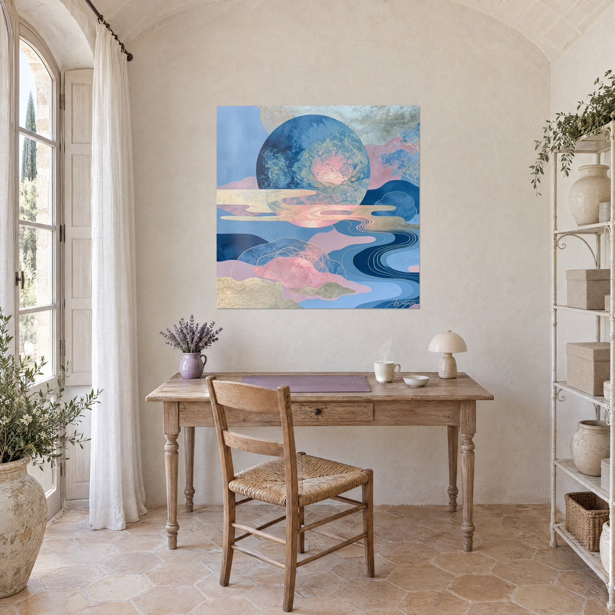 Cuadro esfera azul denim y rosa suave, nubes arena alargadas, río marino en espirales, encima de un escritorio de madera clara
