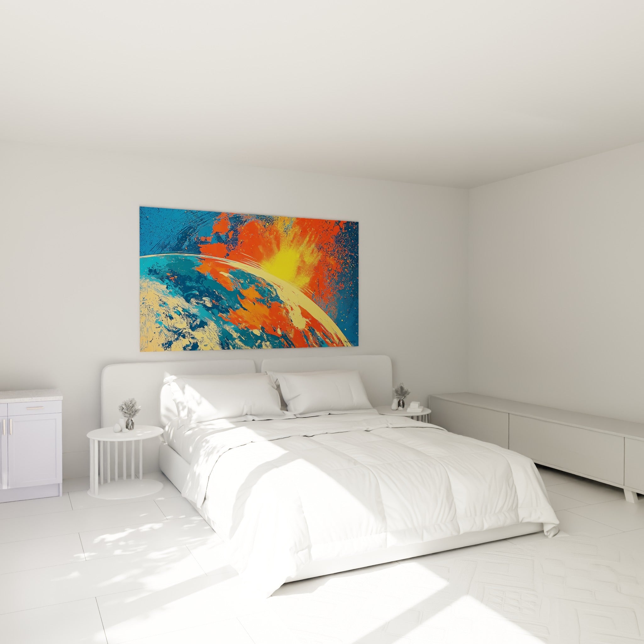 Sphère céleste bleu profond aux éclats orange lumineux, accrochée au-dessus d'un lit dans une chambre claire
