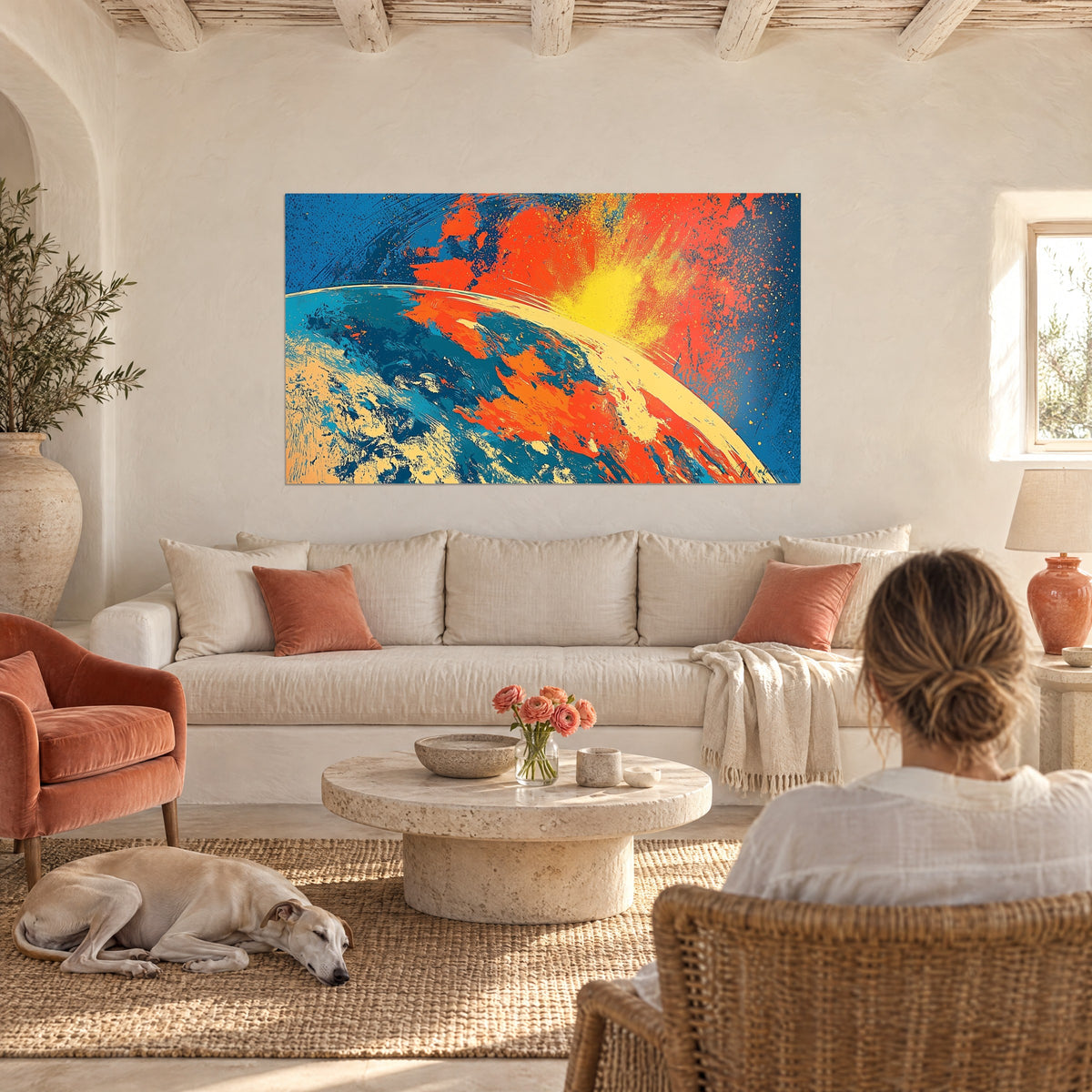Tableau planète bleue frappée d'éclats orange et jaune, une femme de dos et un lévrier, au-dessus d'un canapé dans un salon lumineux
