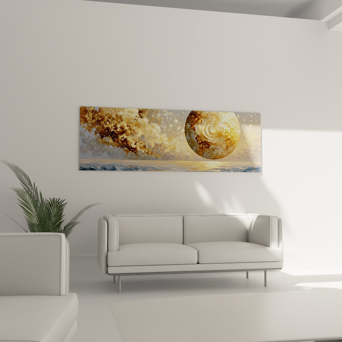 Sphère céleste dorée et vagues bleu marine texturées au-dessus d'un canapé dans un salon lumineux
