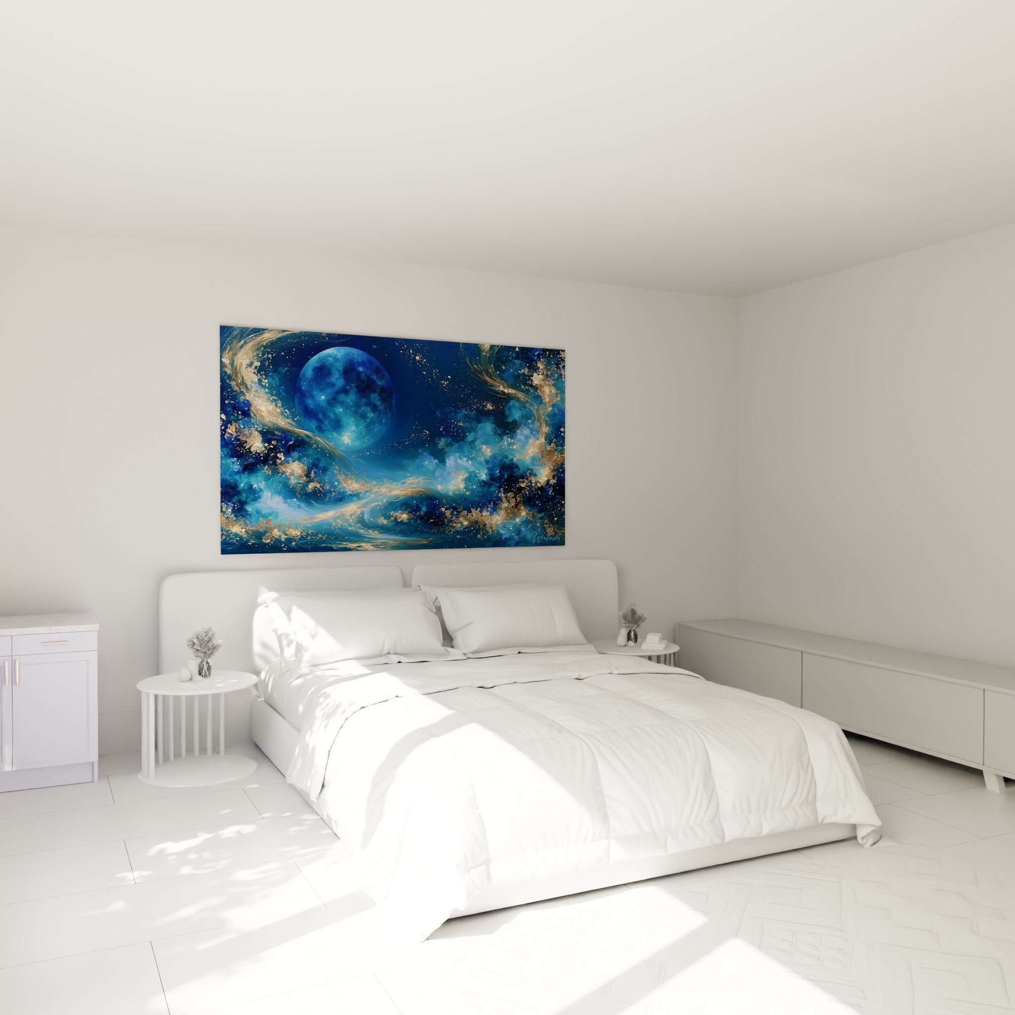 Sphère céleste bleu pastel et filaments dorés tourbillonnants, accrochée au-dessus d'un lit dans une chambre claire