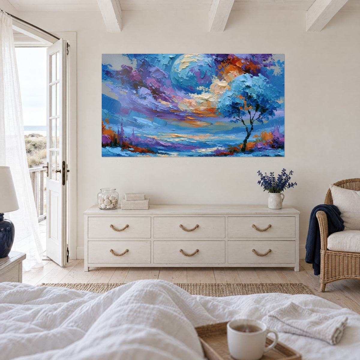 Gemälde himmlische Kugel in Azur und Flieder, cremig orangefarbener Himmel, dunkler Baum, über einem Bett in einem hellen Schlafzimmer