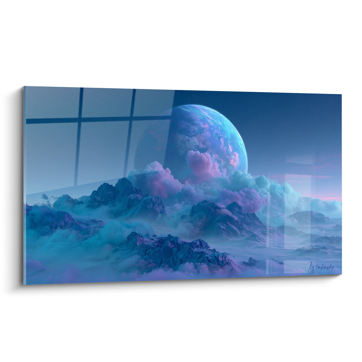 Planète bleue et violette émergeant de nuages au-dessus de montagnes enneigées