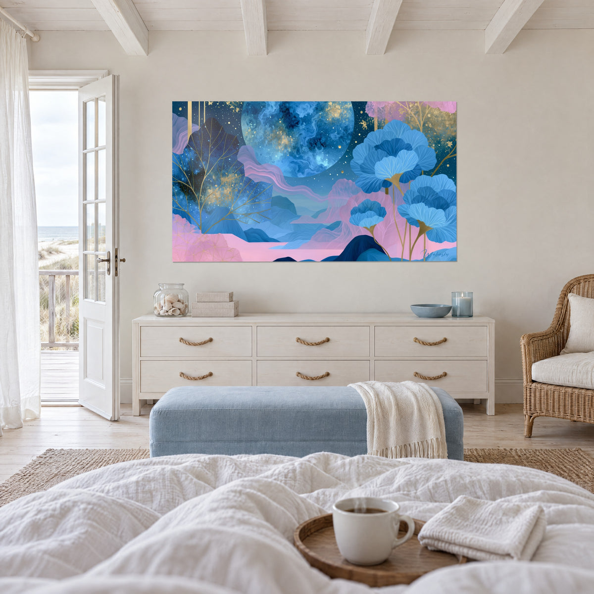 Tableau astre bleu moucheté d'étoiles dorées, feuilles azur en corolle et dunes rose poudré au-dessus d'un lit dans une chambre claire