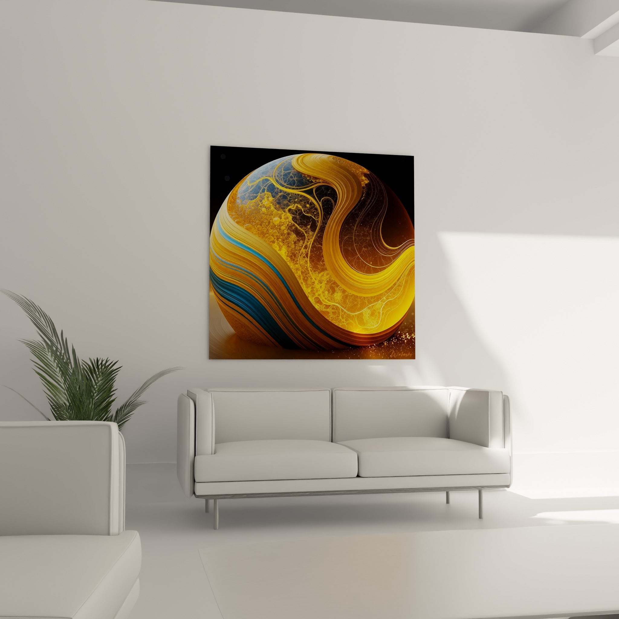 Boule Planète or et bleu marine aux textures ondulées au-dessus d'un canapé dans un salon lumineux