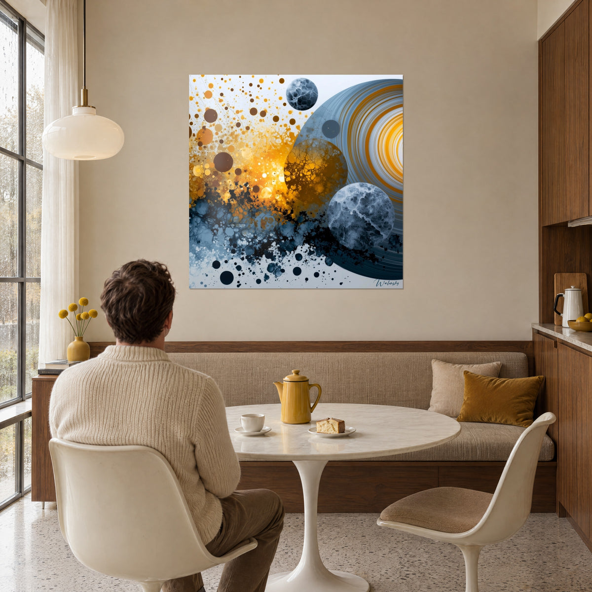 Tableau explosion de gouttelettes jaune safran et noir de jais, homme de dos devant la table ronde, coin repas boisé