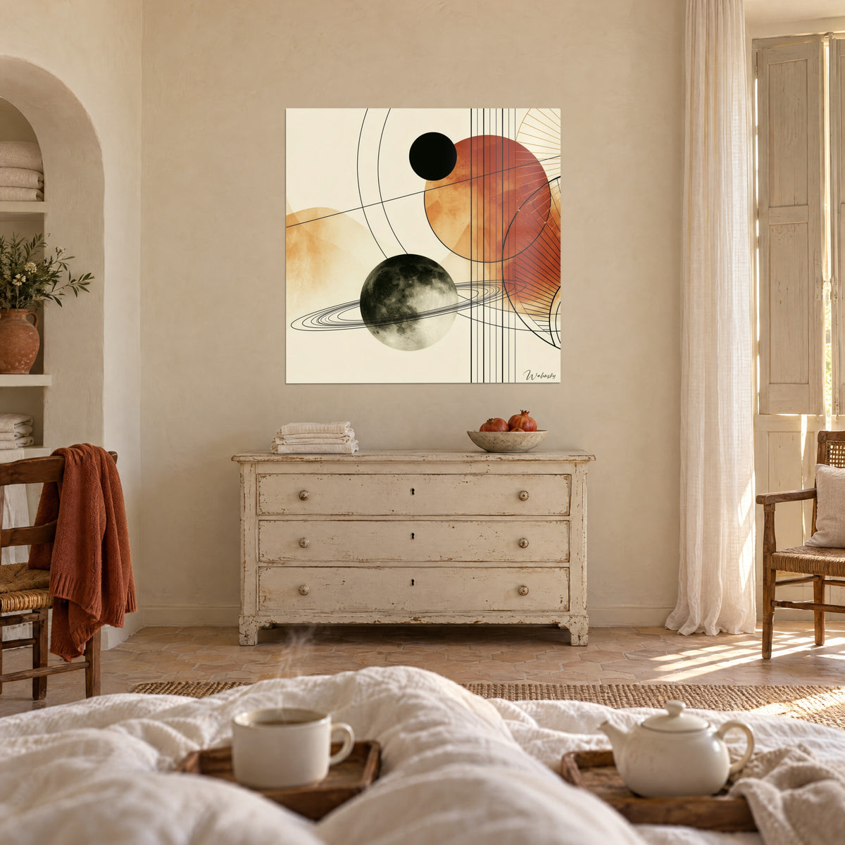 Tableau corps céleste moucheté sous ses ellipses, grand disque rouille et ocre, sur fond ivoire, au-dessus d'un lit dans une chambre claire