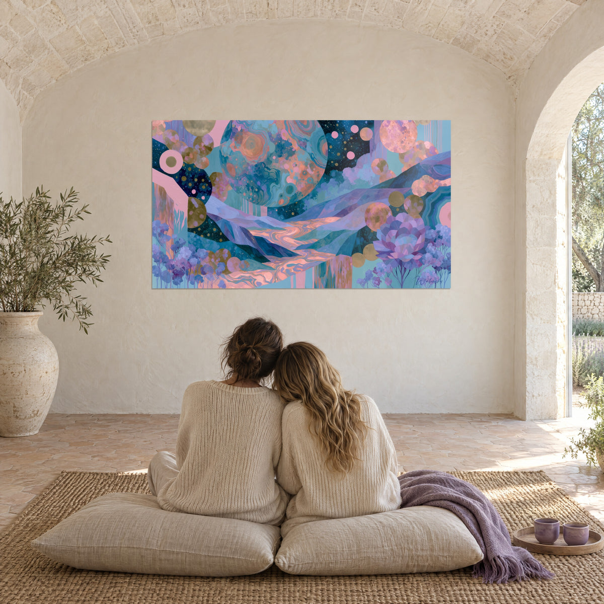 Tableau astre bleu pétrole, collines mauves et arbres lilas, devant deux personnes enlacées sur des coussins beiges