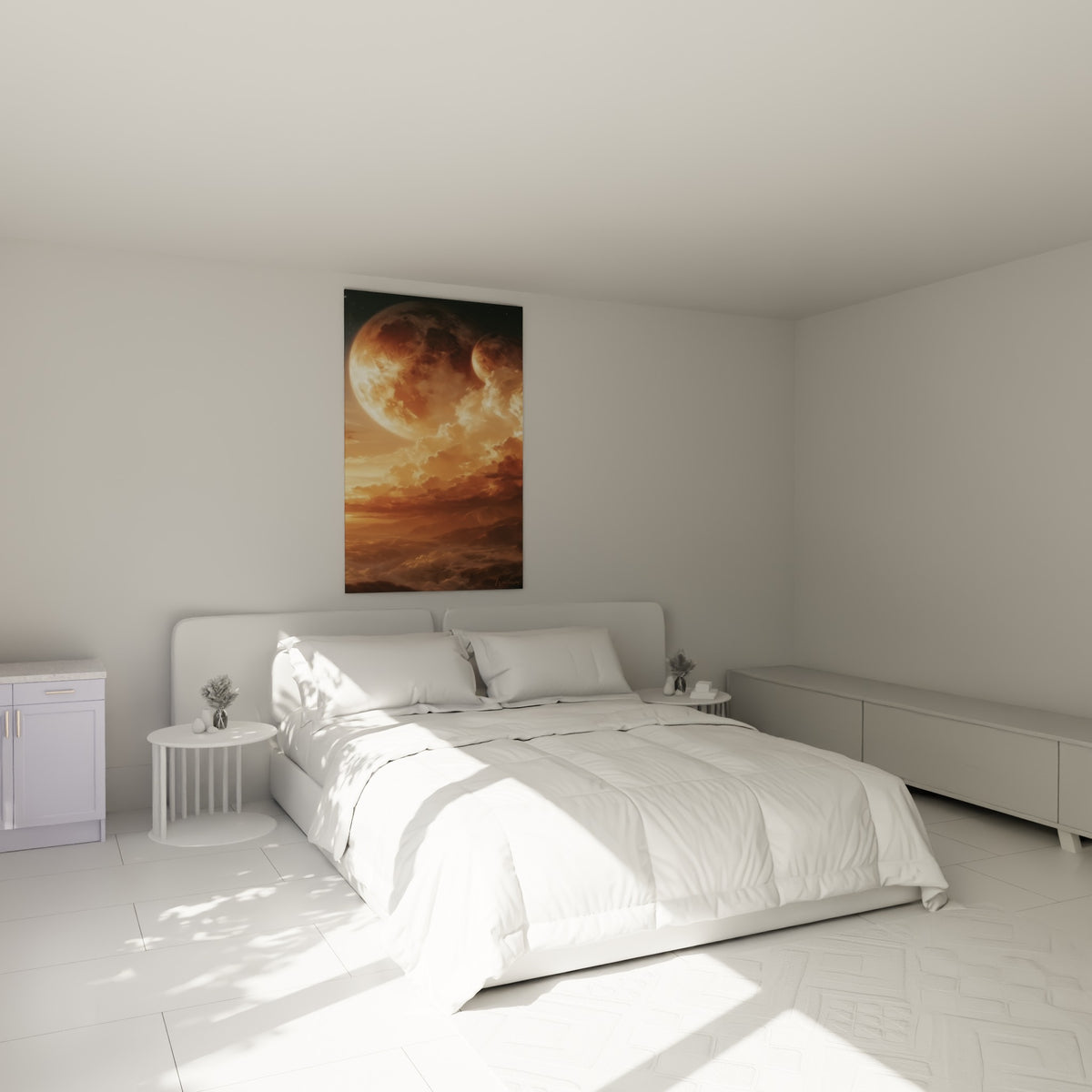 Astres dorés surplombant des nuages ocre, tableau accroché au-dessus d'un lit dans une chambre claire