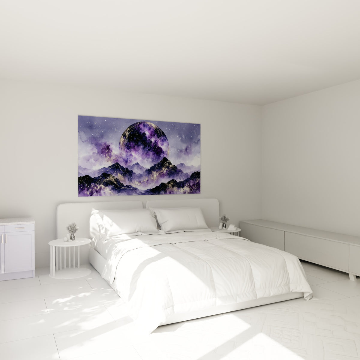 Planète violette aux filaments dorés dominant des sommets bleu nuit, accrochée au-dessus d'un lit dans une chambre claire.