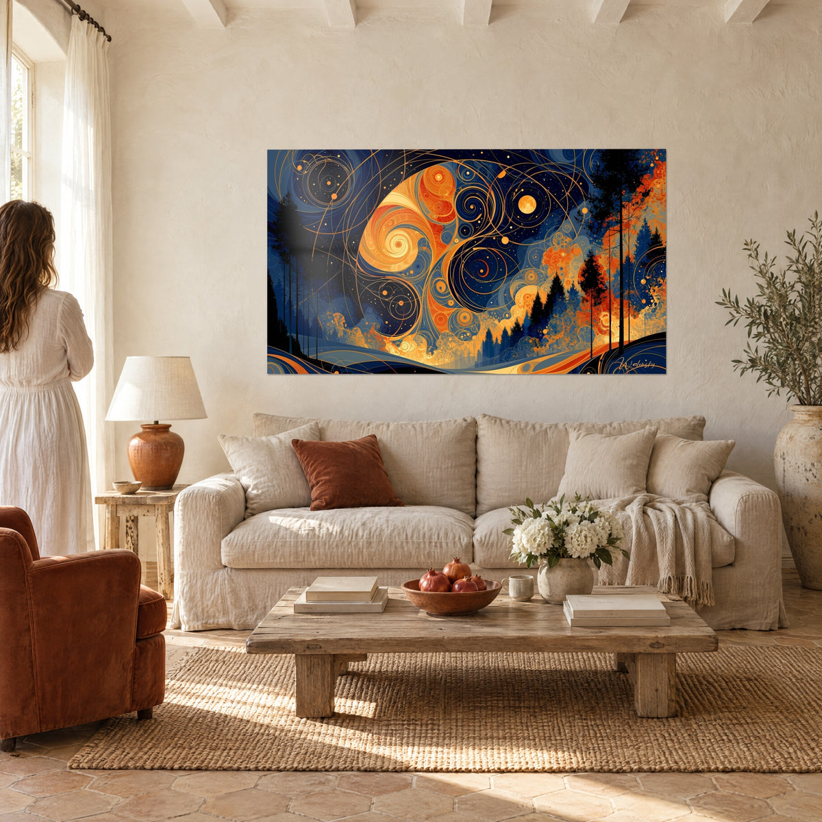 Tableau spirales cosmiques en bleu marine et orangé, cercles dorés et pins noirs, au-dessus d'un canapé dans un salon lumineux