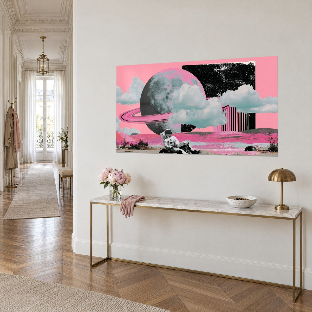 Tableau cosmonaute en combinaison blanche devant une planète annelée rose et noire, nuages bleu pâle, console dorée haussmannienne
