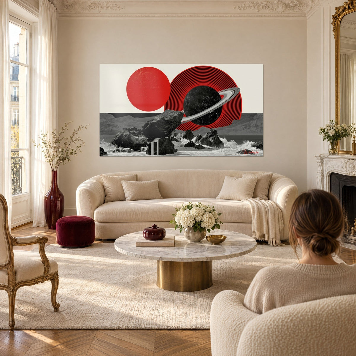 Gemälde schwarzer Planet mit roten Spiralringen, karminrote Sonne, graue Felsen in der Gischt, über einem Sofa in einem hellen Wohnzimmer
