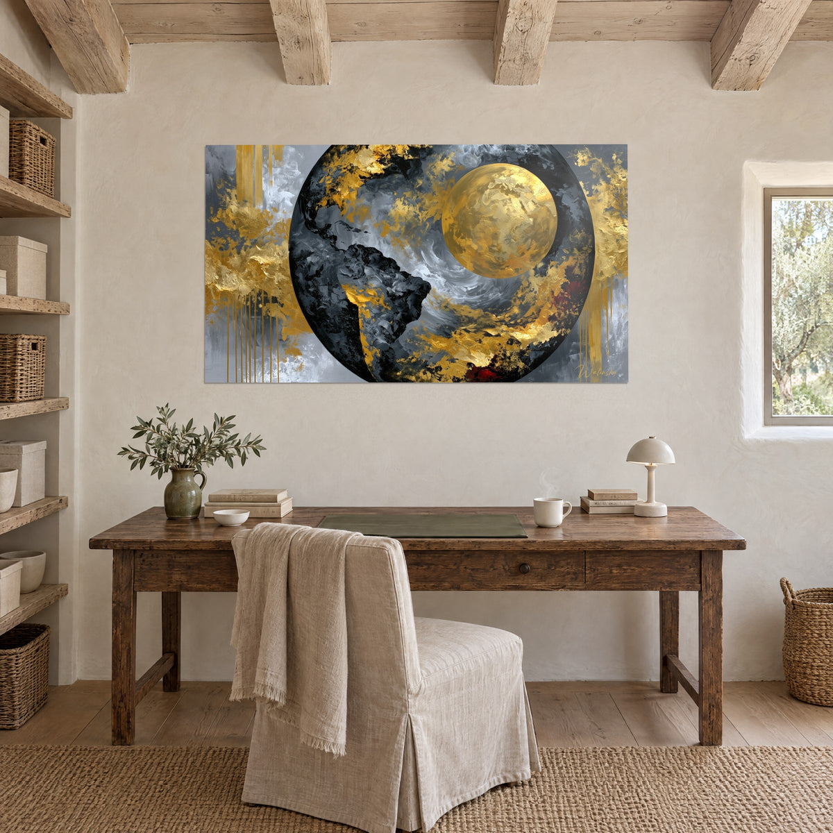 Tableau mappemonde abstraite noir et or, lune dorée rayonnante sur fond argent, accroché au-dessus d'un bureau en bois, mur en pierre