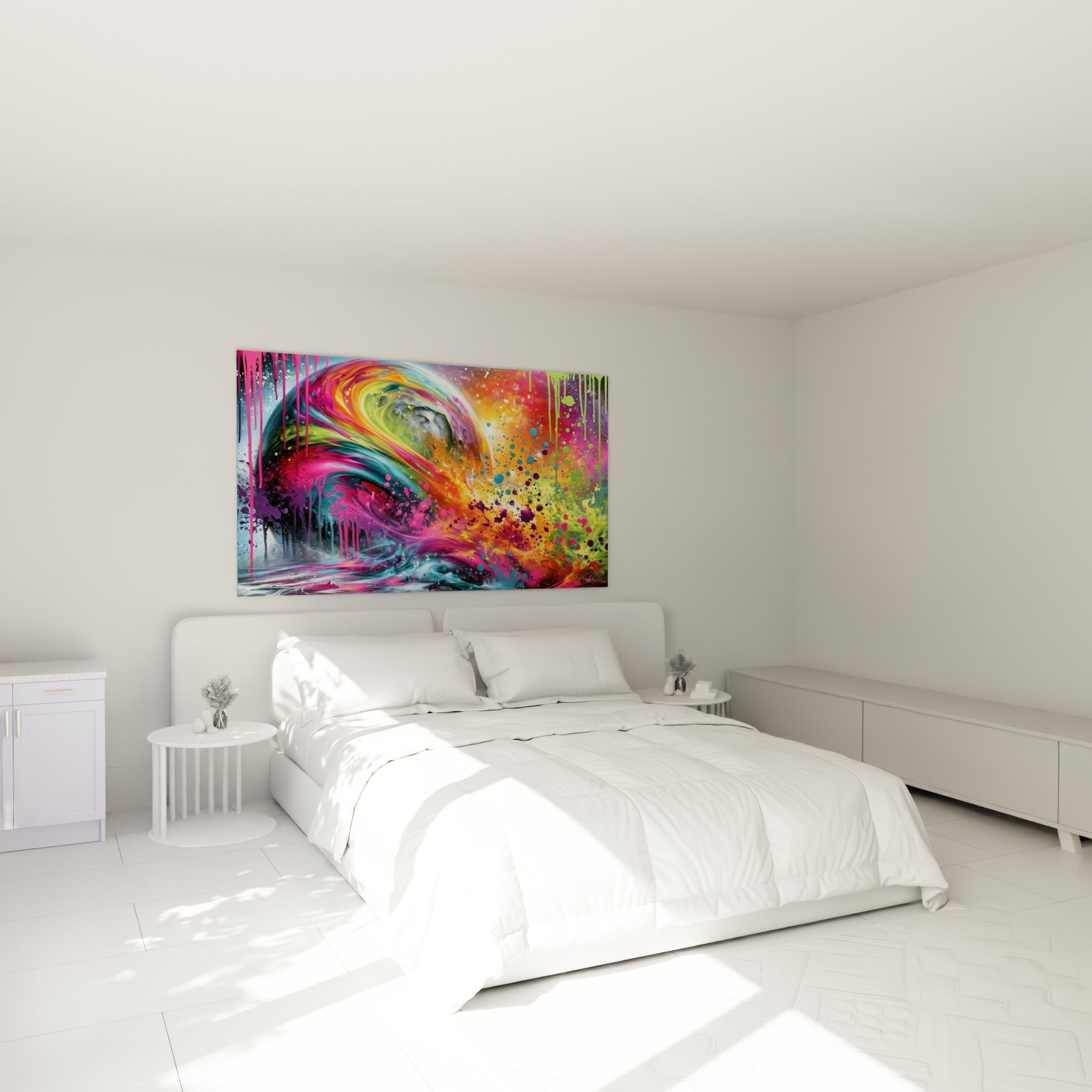 Sphère cosmique grise aux coulures fuchsia et vert anis, accrochée au-dessus d'un lit dans une chambre claire