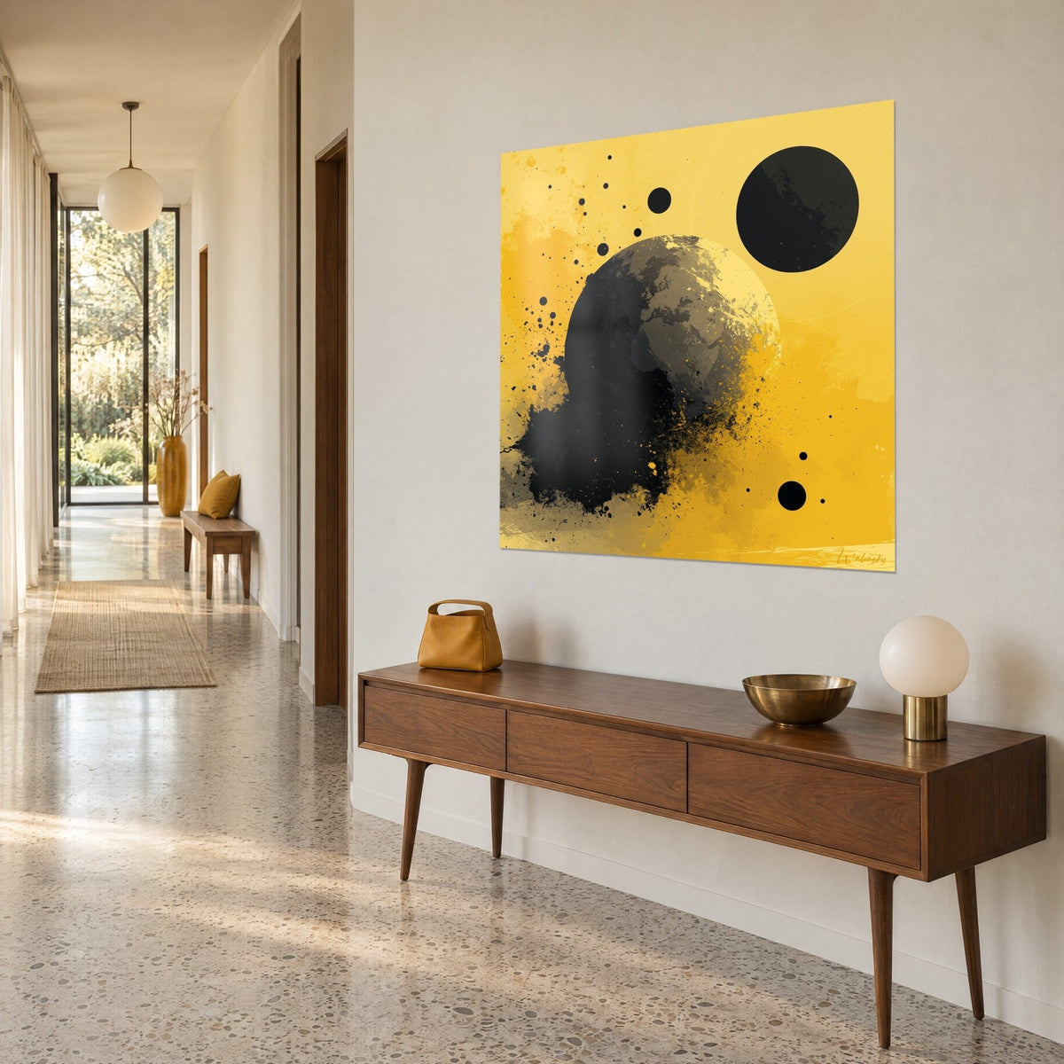 Cuadro Esfera oscura rodeada de manchas de tinta negra sobre fondo amarillo azafrán, sobre una consola de madera, vista de tres cuartos